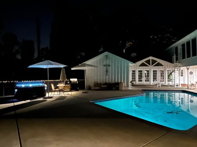 Building Photo - 8402 Matthews Ln