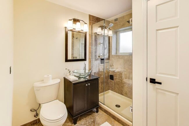 Building Photo - 909 S Waverly Ave