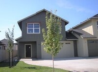 Building Photo - NW Townhome with Beautiful Finishes!