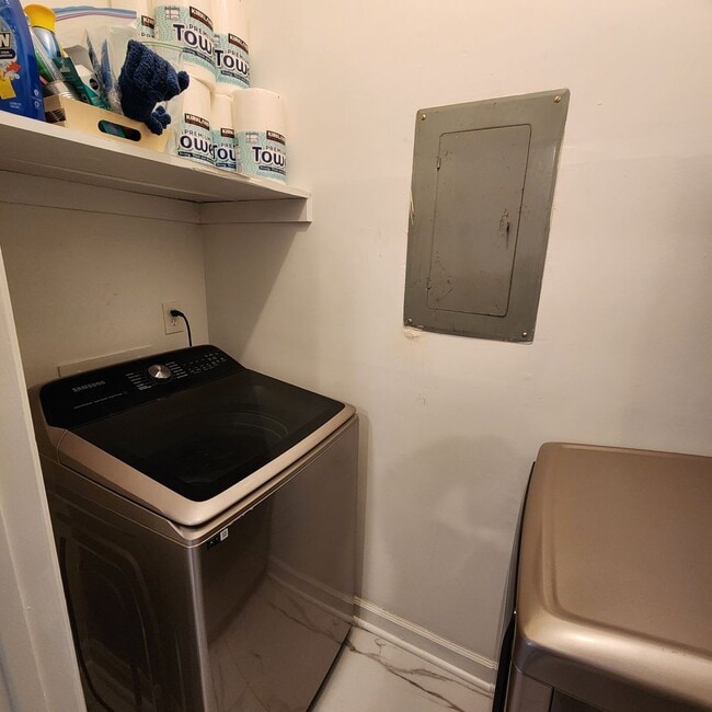 Building Photo - Beautiful End unit Townhome for rent