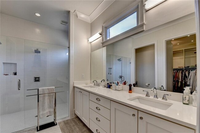 Building Photo - 120 Grand Cres