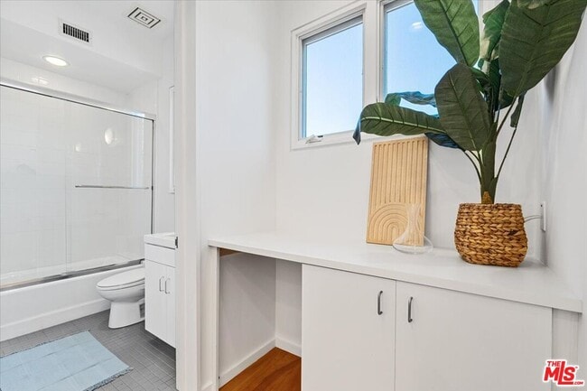 Building Photo - 211 S Valley St