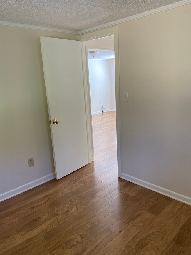 Building Photo - 4004 Luwana Ln