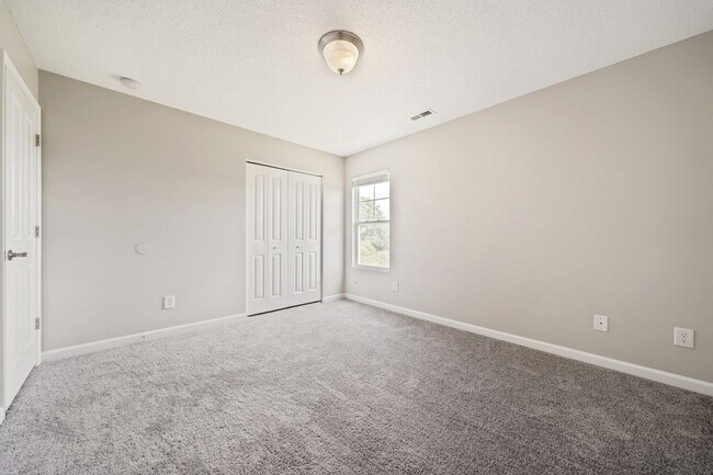 Building Photo - Beautiful 4 bedroom 2.5 bath with Fenced Y...