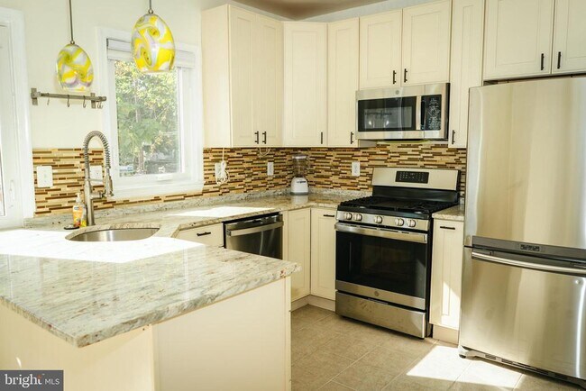 Building Photo - 636 Kenyon St NW