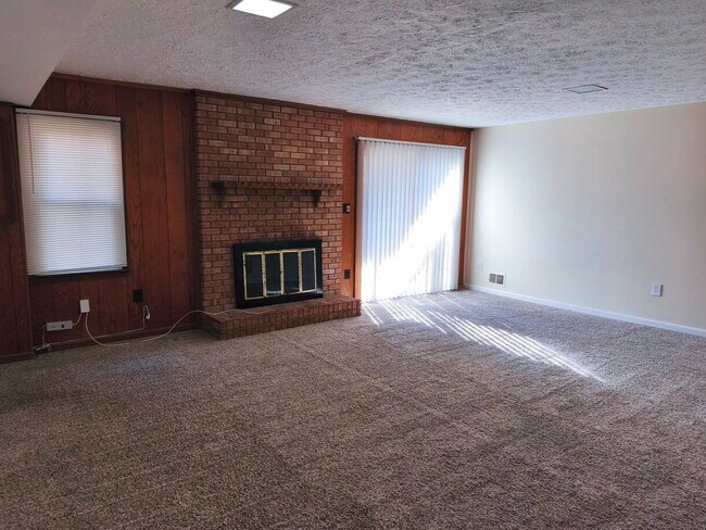 Building Photo - Charming Fair Woods Townhome Awaits