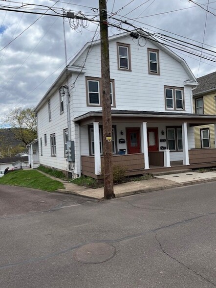 Four - ONe Bedroom Apartments in Building - 338 E 8th St