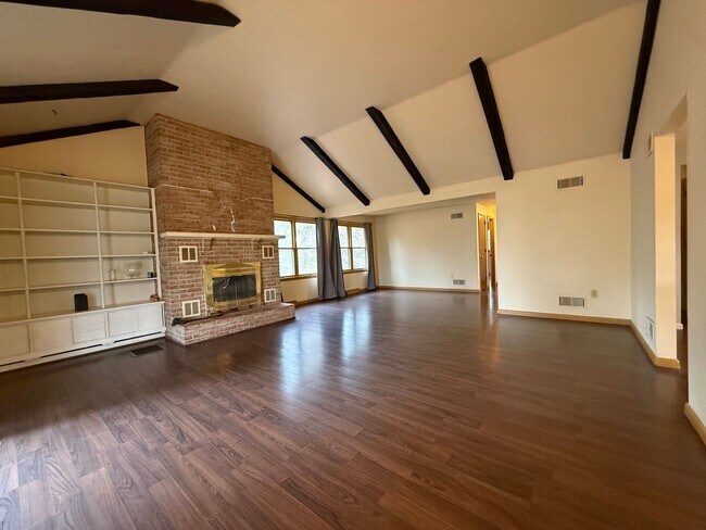 Building Photo - Private and Serene Beauty