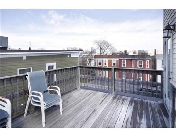 Building Photo - 592 E 2nd St