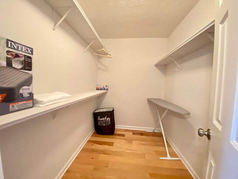 Building Photo - 6054 Lights Ferry Rd