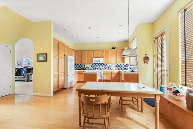 Building Photo - Short term room for rent