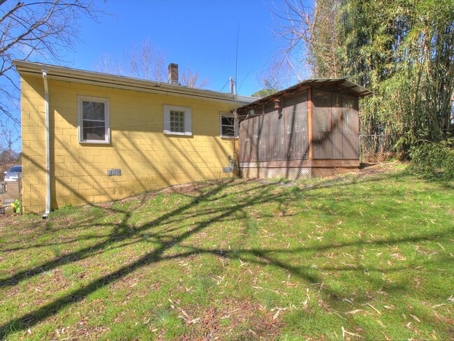 Building Photo - Charming Two Bedroom Home – Walk to Downtown Carrboro + Chapel Hill!