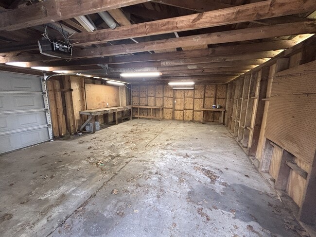 Building Photo - 906 Meadow Ln