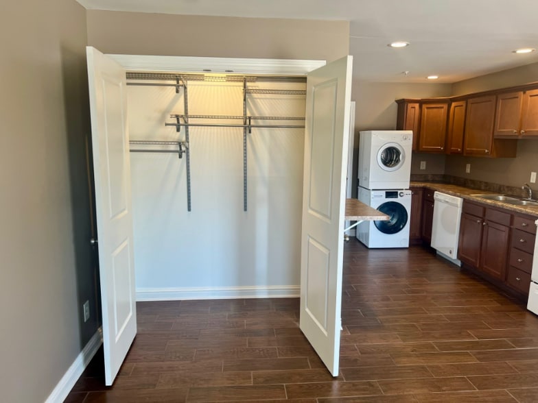 Building Photo - 1604 Spring Valley Dr