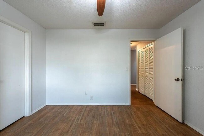 Building Photo - 9415 Pebble Glen Ave