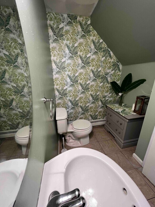 Building Photo - Spacious 2-Bedroom, 1.5-Bath Main-Floor Home in Providence