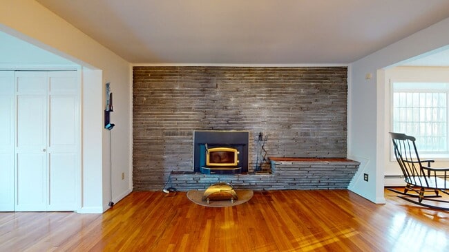 Building Photo - 3 Bedroom Split Level in Woodbridge
