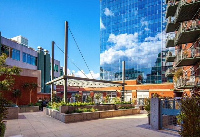 Building Photo - 877 Island Ave