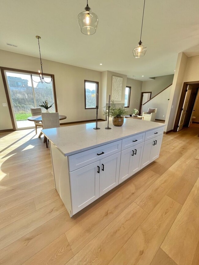 Building Photo - Stunning 5 Bed/2.5 Bath Townhome!