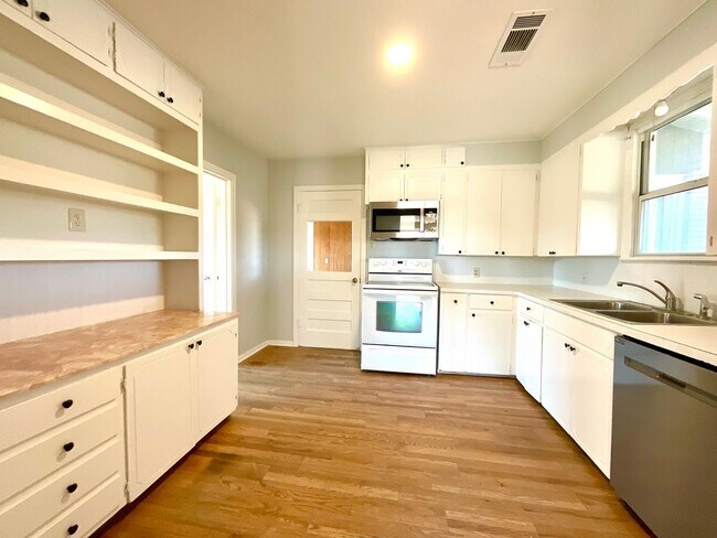 Building Photo - **APPLICATION RECEIVED**  Charming Home on 2 Acres Outside Burnet – Wood Floors, Bonus Room & Ani...