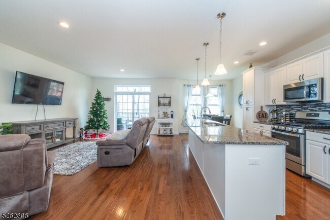 Building Photo - 5 White Aster Ct