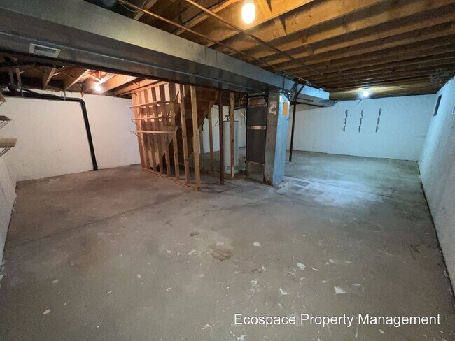 Building Photo - Four Bedroom House in the Smoky Hill neigh...