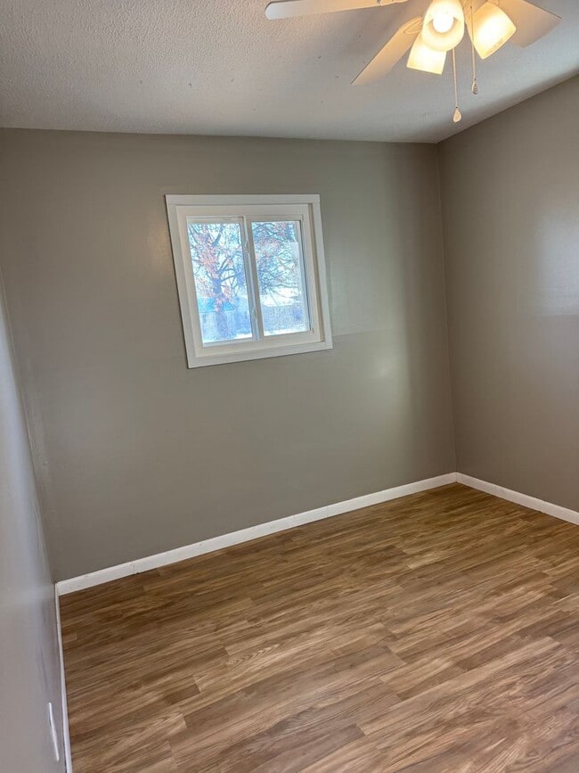 Building Photo - 4br 2bth large sun room and big fenced in backyard