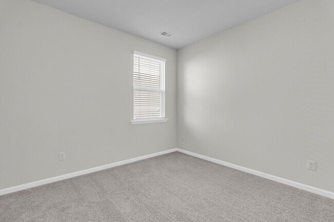 Building Photo - 3 Bedroom 2.5 Bath Located in Pine Hills i...