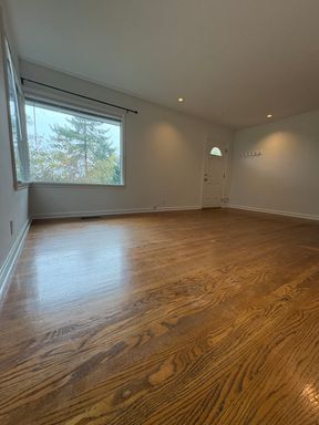 Building Photo - Freshly Painted Large Queen Anne Home! $3495