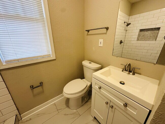 Building Photo - "Charming Retreat in Memphis: Spacious 1171 Sq Ft with Full Bathroom!"