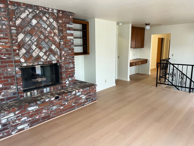 Building Photo - Grand Ave Barakat