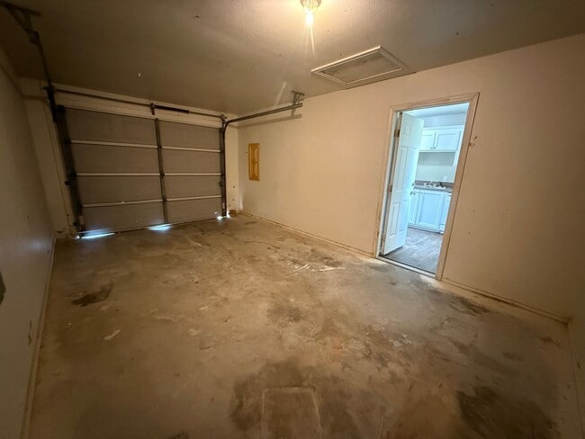 Building Photo - 3-bed/2-bath with garage!