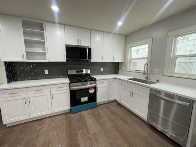 Building Photo - Stunning 5 bedroom 3 bath