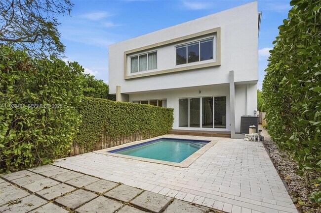 Building Photo - 2852 SW 32nd Ct