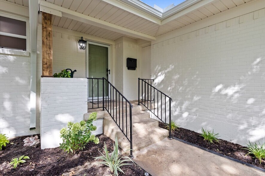 Building Photo - 833 Peavy Rd
