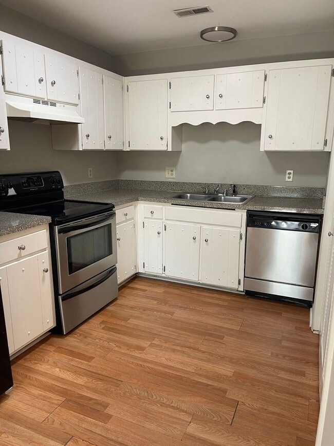 Building Photo - 3 bedroom 2 bath Hermitage duplex