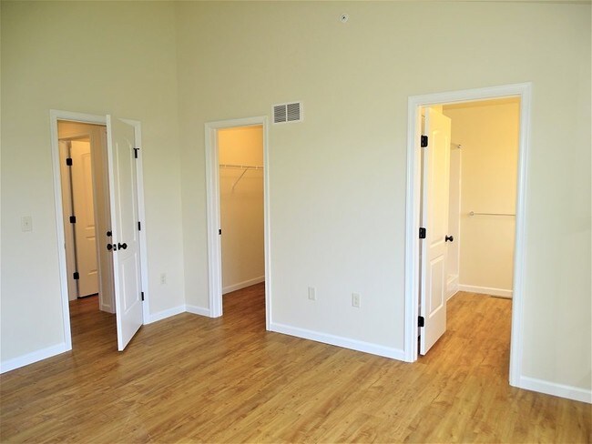 Building Photo - 329 Cedar Hollow