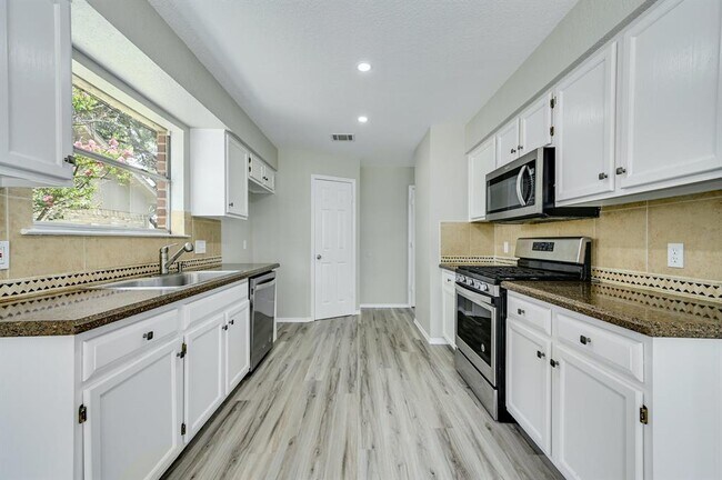 Building Photo - 15316 Ecorio Dr