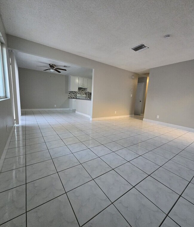 Building Photo - Stunning single story house single family.