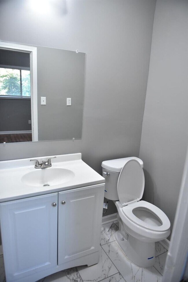 Building Photo - Renovated 3BR 2 Bath