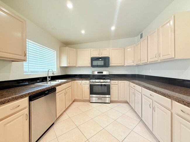 Building Photo - AVAILABLE NOW!! 3 BEDROOM 2 BATHROOM Home in Palm Desert!