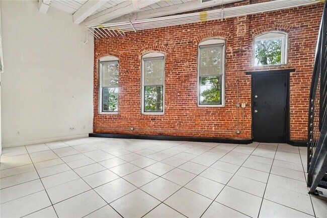 Building Photo - 644 Wells St SW