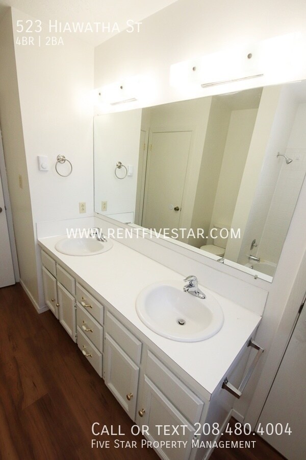 Building Photo - 523 Hiawatha St