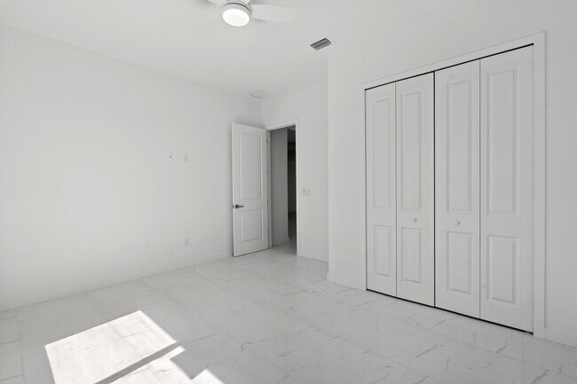Building Photo - 3927 NW 40th Terrace