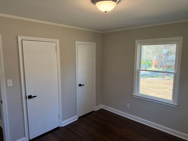 Building Photo - Gorgeous Renovated 3 Bedroom Brick Ranch