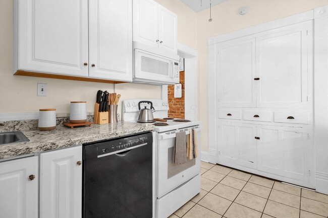 Building Photo - 174 Reinhard Ave