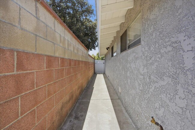 Building Photo - 533 S Devon Rd