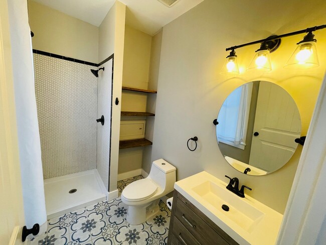 Building Photo - COMING SOON! 1 Bed / 1 Bath Cottage in U o...