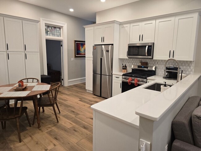 Building Photo - Full Furnished 2 Bed/1 Bath with Utilities Included