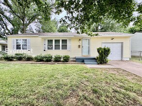 Building Photo - 3 Bed/1 Bath Home with Fenced Yard & Garage / Pet-Friendly / Coming Soon!